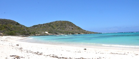 Vue réduite de la plage de l'anse à l'eau