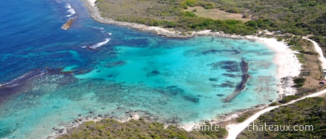 vue aérienne réduite de la plage de l'anse à l'eau