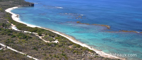 vue aérienne réduite de la plage de l'anse à la gourde