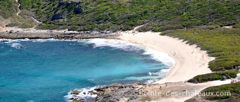 vue réduite de la plage de l'anse des châteaux