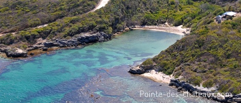 vue réduite de la plage de la baie olive