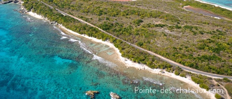 vue réduite de la plage de petite anse kahouanne